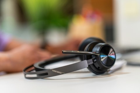 Poly Voyager Focus 2 USB-C with charge stand Headset