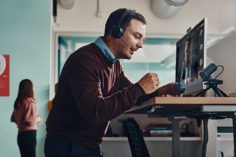 Poly Voyager Focus 2 USB-C with charge stand Headset