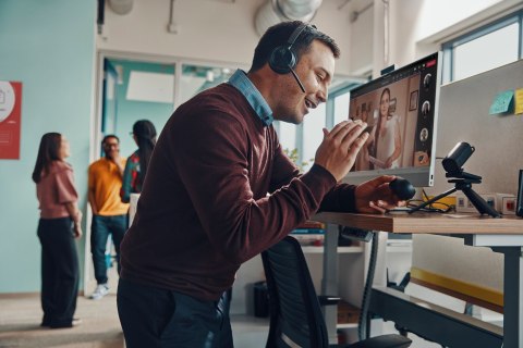 Poly Voyager Focus 2 USB-C with charge stand Headset