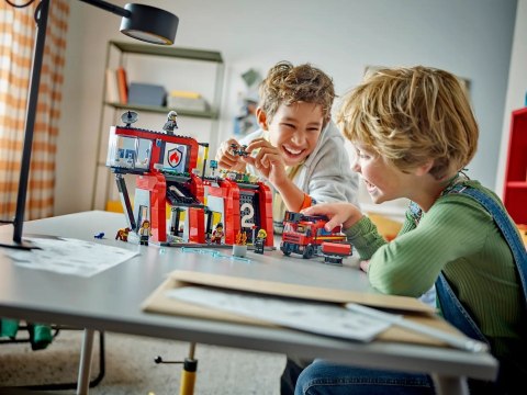 LEGO City 60414 Remiza strażacka z wozem strażackim LEGO City 60414 Remiza strażacka z wozem strażackim